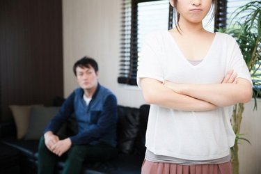 ケンカをすると黙り込む夫……！詰め寄る前に知っておきたい「男性心理」と正しい対応