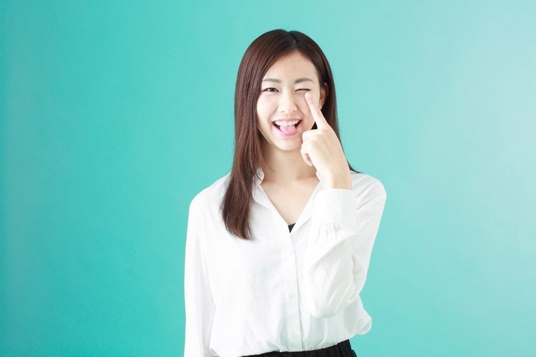 白ブラウスを着こなす女性の画像