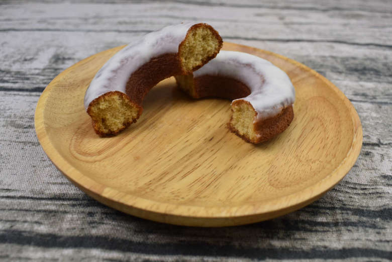 ローソンの人気パン「ふわふわブランの焼ドーナツ 塩バニラ」の実物画像