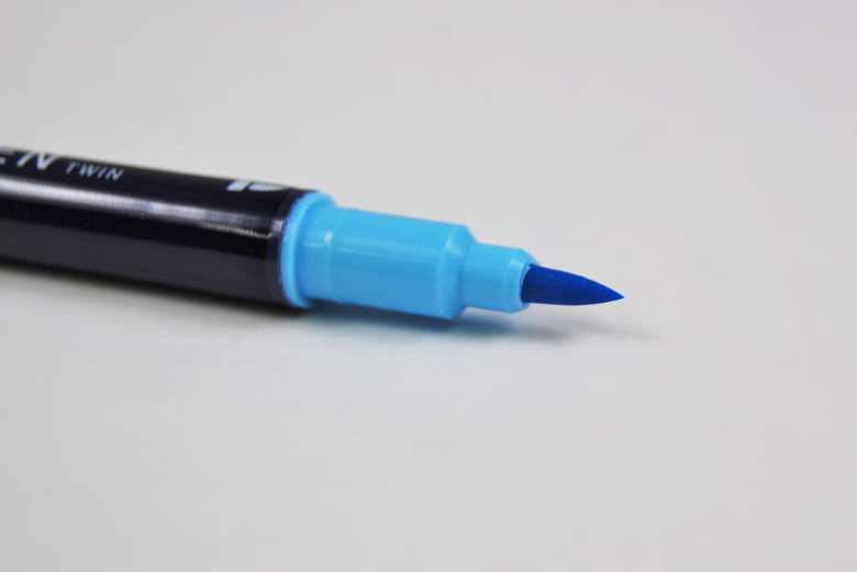 ダイソーの人気文房具「カリグラフィーマーカー」の先端画像