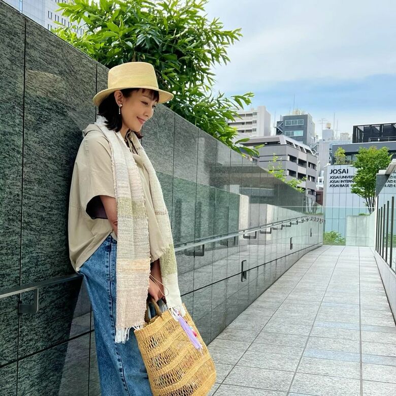 お手製のさをり織りのマフラーを巻いて