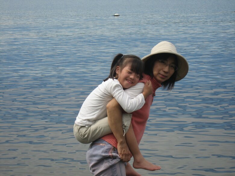 幼少期の有香さんとお母さんの喜美子さん