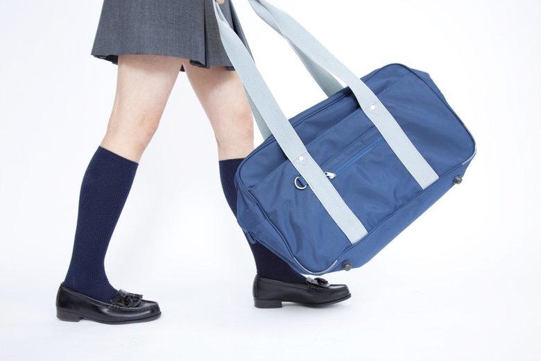近ごろどんどん重たくなっているという“中学生の荷物”。ネット上では、「中学生の息子が使ってる通学バッグの中身がパンパンで心配になります」「あまりに通学バッグが重たそうで、測ってみたら10キロ近い重さでした…」といった声も多数上がっています。今回は、中学生の荷物事情についてチェックしてみましょう。