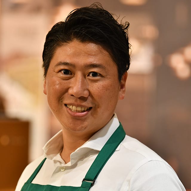 店舗でのアルバイトを経験し2003年に社員として入社。店舗営業本部で店長を経験後、社内公募で商品本部フード部に異動し、デザート担当でケーキなど様々な商品の開発を担当。2015年より商品本部　コーヒー＆ビバレッジ部　商品開発チーム所属。店舗での接客から得たお客様の反応、好み、ニーズなどを商品開発に生かし、様々な商品を作り出している。