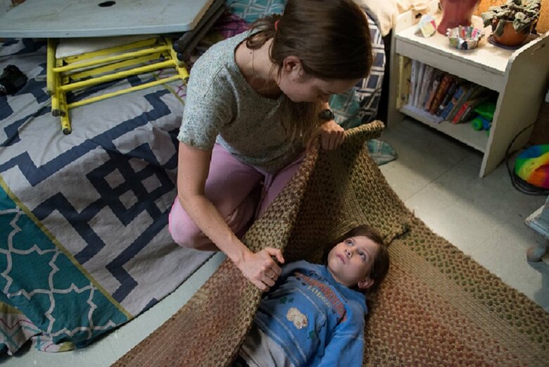 ▲脱出方法を教わる息子・ジャック。もうかなりのハラハラですよ…息子は外に出たことがないし､それどころか母親以外の人間と接したこともないですし… ちゃんと外に出られても作戦通り、警察に助けを求められるのか！？　観ているこちらも死ぬほどドキドキします。