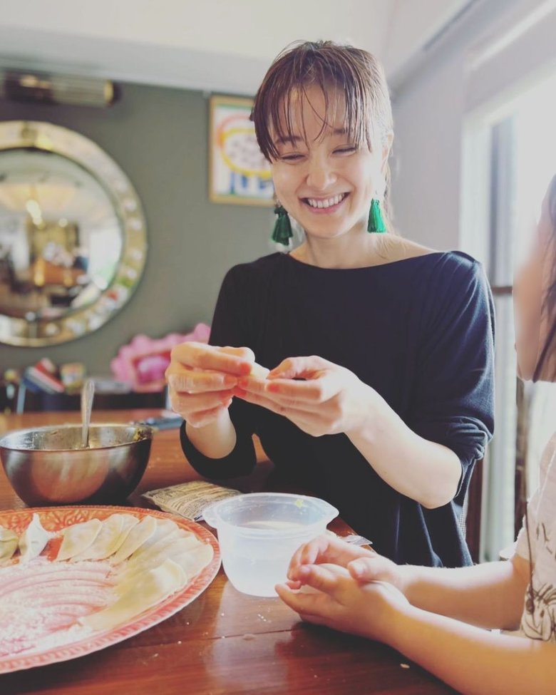 娘さんと餃子作り