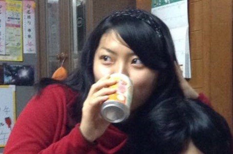 沖縄で大学生活を送った三森さん。友人たちとくつろぐが、飲酒はしない主義