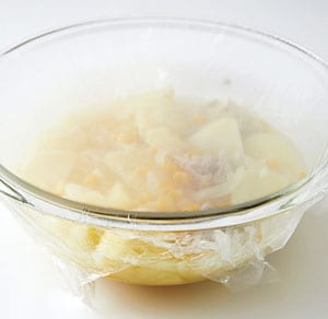 ②をよく混ぜたら、汁けをきったコーン、バターを加えて混ぜ合わせ、ラップをぴったりかけ直して、10分おく。