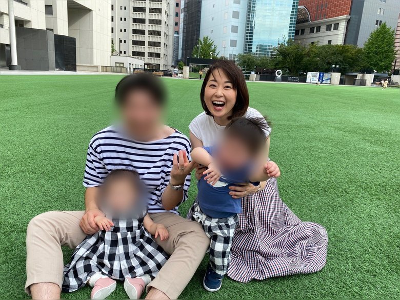 家族4人の休日を公園にて