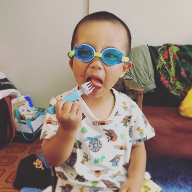 ▲朝からプールへ行きたいという、無言のアピール。ちゃんと朝ごはん、食べてくれよ。
　