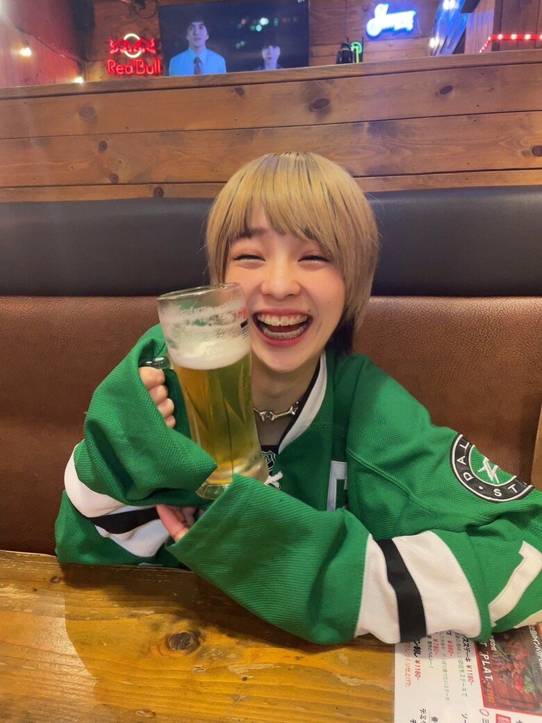 ビールジョッキ片手に満面の笑みのとんずさん