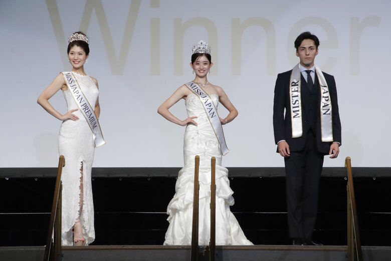 2023ミス・ジャパングランプリに輝いた吉田さん（写真中央）