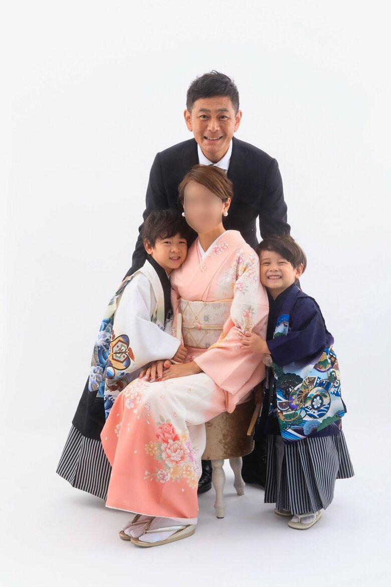 七五三のお祝いでの家族ショット。子煩悩なパパとヤンチャ盛りの2人の息子さんと