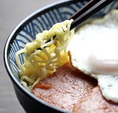 インスタントラーメンでカルボナーラも!? 袋麺はここまで美味くなる!!
