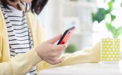 脱がない！小島よしおさんの勉強動画が話題「子どもが画面から離れない」