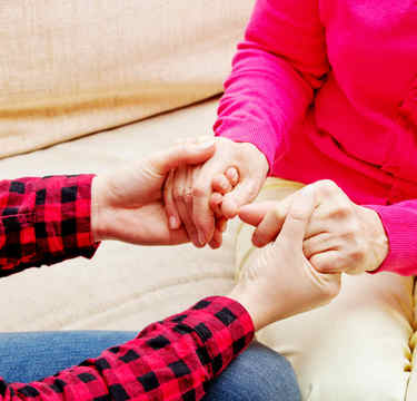 義父が他界して態度が一変!?依存的な態度をとる義母との距離感が悩ましい