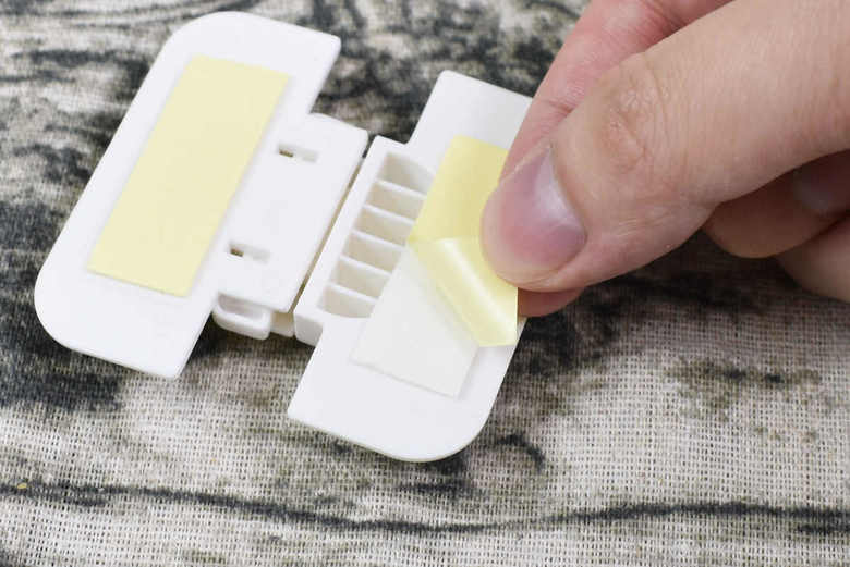 セリアのおすすめ商品「冷蔵庫引出サイドロック」の実物画像2