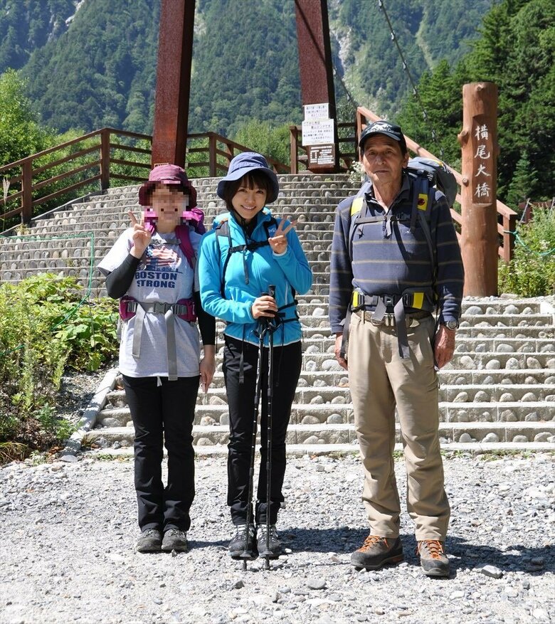 妹や父と上高地の横尾大橋の前で撮影