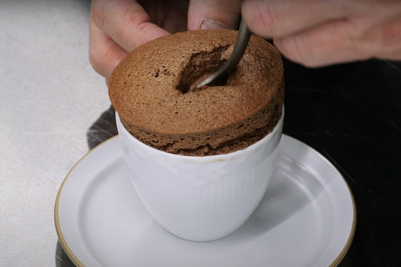 温かいうちに召し上がれ。中のとろ〜りチョコソースがたまりませんよ！