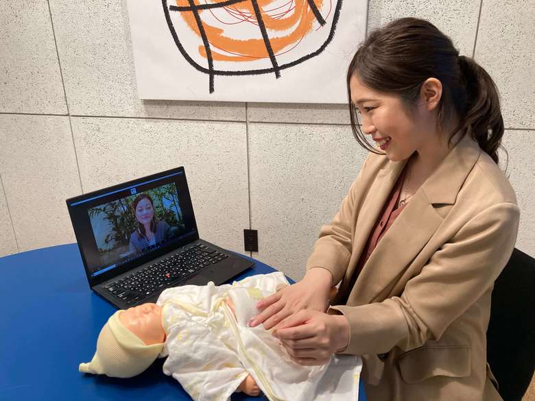 赤ちゃんの人形を使ってオンラインで相談に乗る岸畑聖月さん