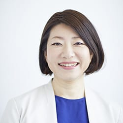 株式会社ワーク・ライフバランスコンサルタント。前職の株式会社伊藤園では営業・販売促進・商品企画・マーケティング・小売り等の部門に在籍。親の介護、二児の子育て、夫の出向を同時に経験する中で、「仕事と介護と育児と家庭をすべて成立させる方法はないのだろうか？」と考え、福祉の先進国であるノルウェーを視察。この体験をきっかけに「日本社会全体を変えていかなければならない」と社会変革に強い想いを持つようになり、株式会社ワーク･ライフバランスへ参画。自身がテレワークや在宅勤務などを活用することで柔軟な働き方を手に入れたように、「柔軟な働き方を取り入れて全ての人が能力を発揮できるダイバーシティの実現を目指したい」と考え、地元でテレワークを活用した働き方を後押しする事業「ITC守谷」の立ち上げに携わるなど、プライベートでも積極的に地域活動で貢献している。