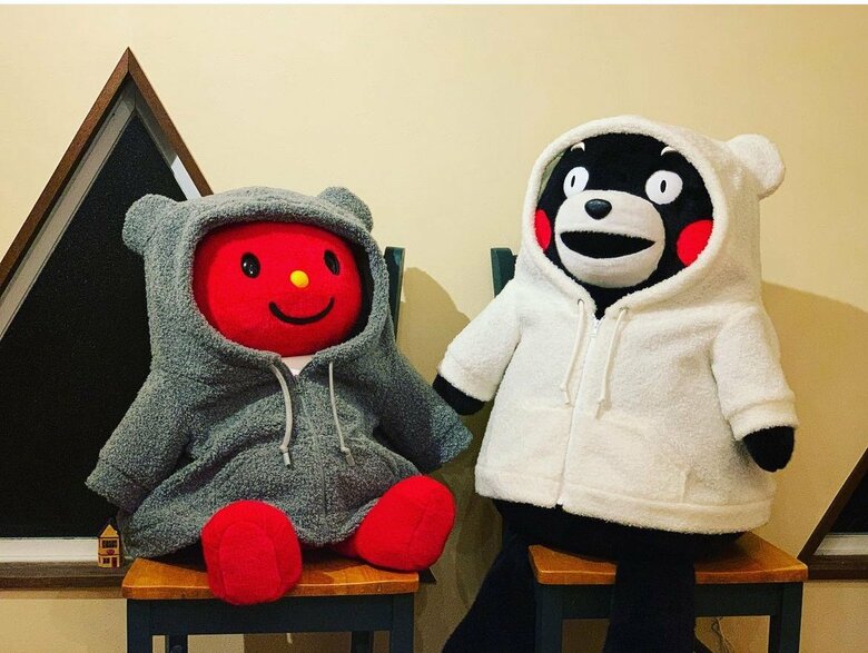 KIGURUMI.BIZのキャラクターのビズベア（左）とくまモンのぬいぐるみ