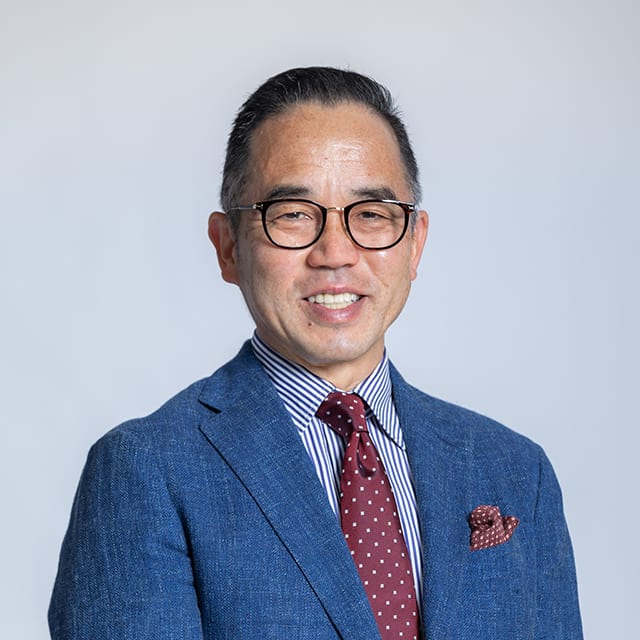 花まる学習会代表。1959年熊本県生まれ。県立熊本高校卒業後、東京大学へ進学。同大学院修士課程修了後、1993年に「メシが食える大人に育てる」という理念のもと、「思考力」「国語力」「野外体験」を指導の柱とする学習教室「花まる学習会」を設立。算数オリンピック委員会作門委員。