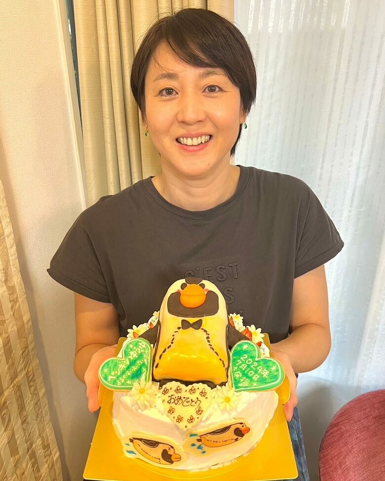 「かわいい！」自身が手がけた絵本『ペンギンゆうゆ　よるのすいえいたいかい』の出版お祝い
