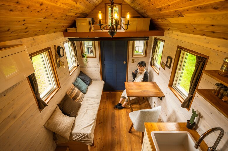 室内でくつろぐ相馬さん