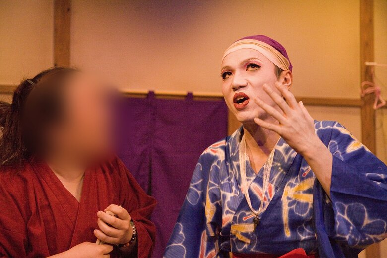 役者仲間と話す清水さん