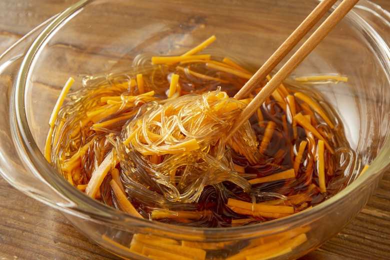 耐熱ボウルにＡを混ぜ合わせ、春雨を加え、その上ににんじんをのせる。ふんわりとラップをし、電子レンジ600Wで5〜6分加熱する。ラップをはずして全体を混ぜ、15〜20分おく。