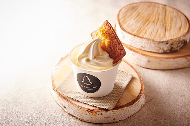 「YATSUDOKI発酵バターソフト」（¥380税込）にフィナンシェ（¥162税込）をトッピング