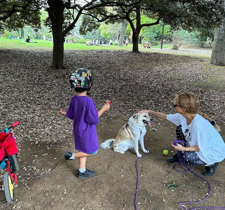愛犬アリソンとの散歩も、pecoさんとお子さんにとって大切な時間