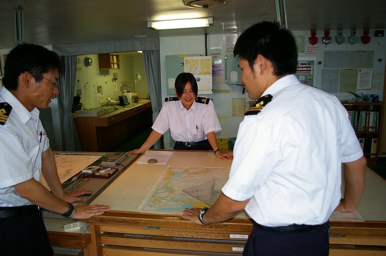 三等航海士の頃、一等航海士、二等航海士の先輩とともに船橋で打ち合わせをしているところ