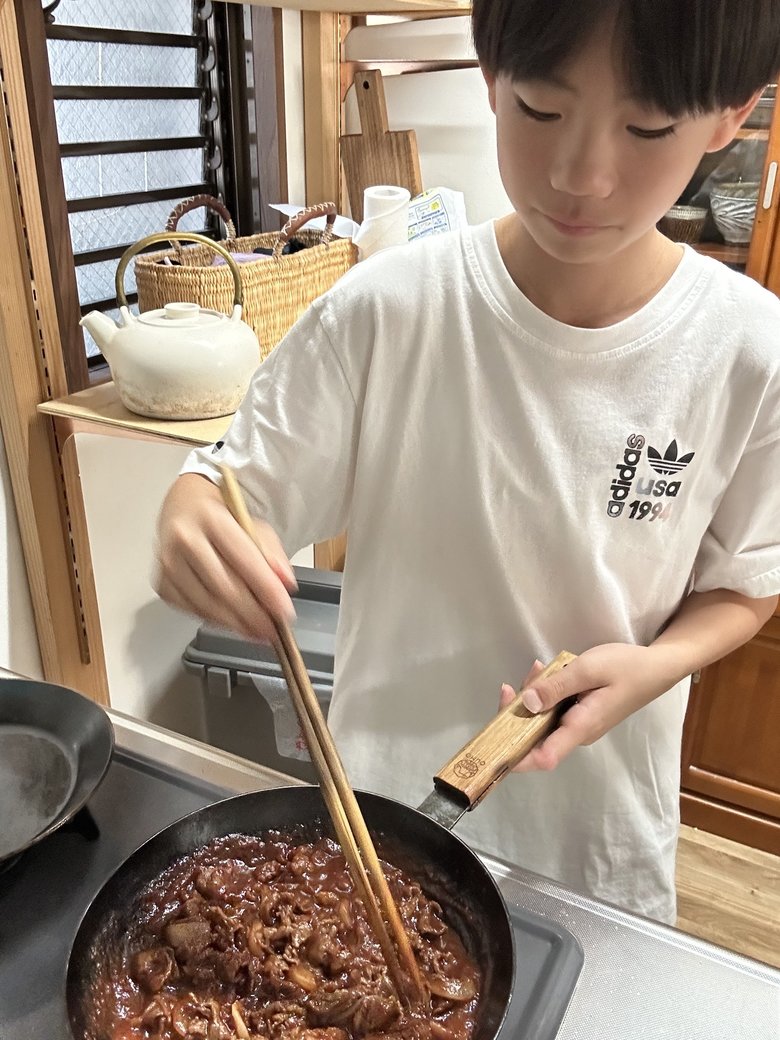 自宅で料理をする長男・タカラさん