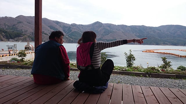 宮城県石巻市で浜のお母さんたちが運営する「はまなすカフェ」にて濱畑千代子さん（写真左）に話を聞く高橋さん