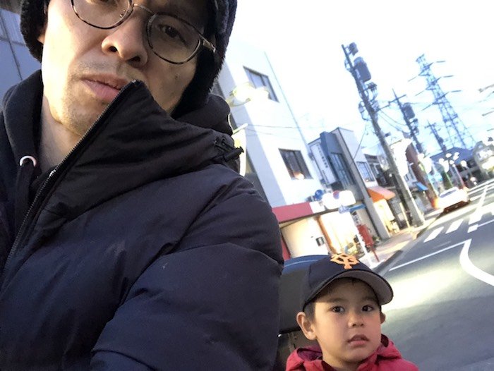 ▲先日、息子・晴太朗を保育園に送っていると｢今日は早くお迎えに来れる？｣と聞くから、
かわいいなあ～なんて思って、｢今日は大丈夫！いつもより１時間ぐらい早くお迎えに行けるよ！｣と伝えたら…
｢お父さん、あまりお仕事ないんだね…｣と言われました（涙）