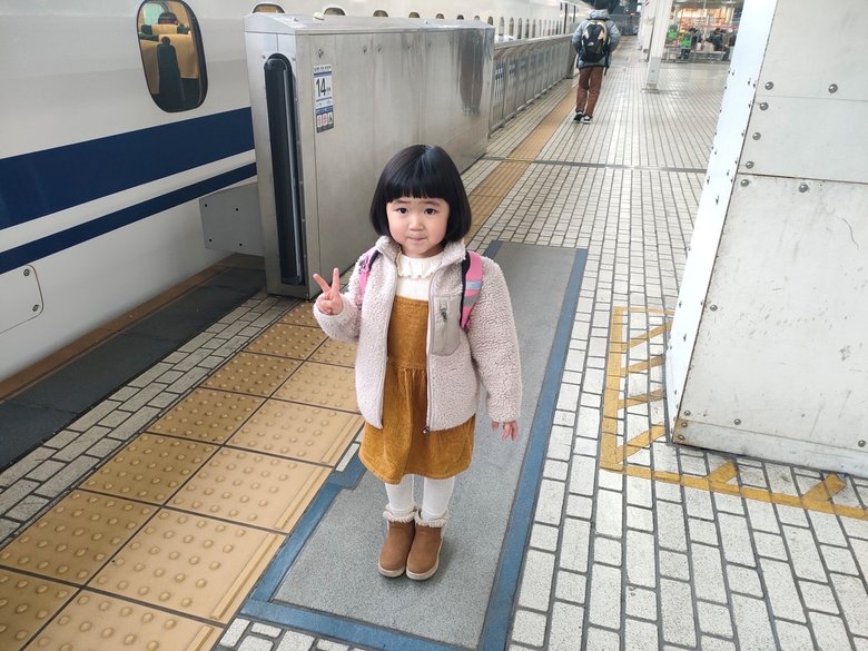 もう面影が…！ちょこんとポーズをとる柚乃さん