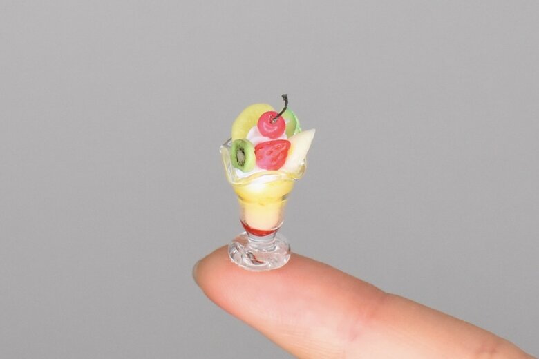 指に乗るほど小さいフルーツパフェ