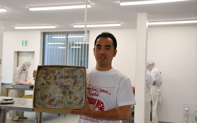 海老を持つ武藤さん