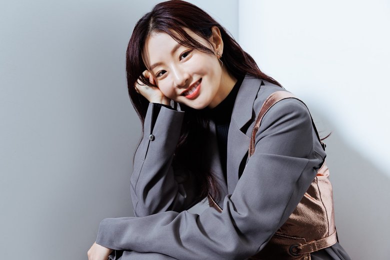 「自分を追いつめて“キー！”ってならないように、心がけています」とリラックスした笑顔を見せる