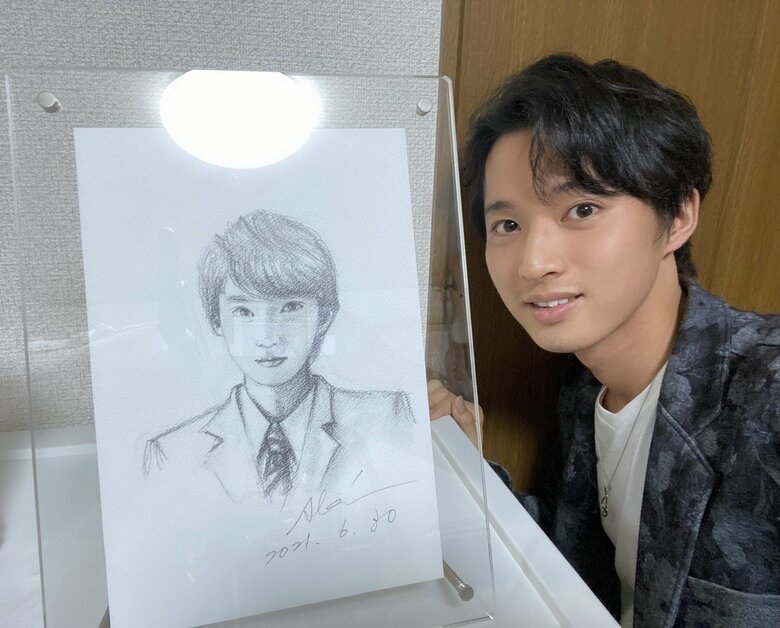 「超そっくり！」「八代さんの画力に驚き！」憧れの八代亜紀さんが描いた青山新さんの似顔絵と横に並ぶ青山さん