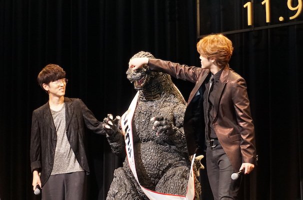 トーク中に吠えるゴジラをなだめる宮野さんと櫻井さん