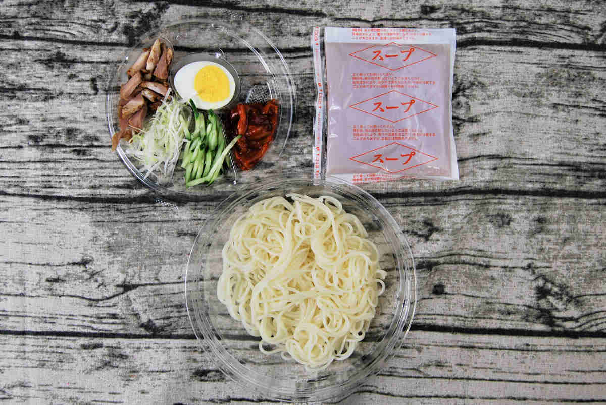 ファミマの人気ラーメンファミマ「旨辛キムチの盛岡風冷麺」の実物画像02