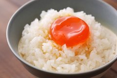 卵かけご飯の作り方【卵黄の醤油漬けで超濃厚】