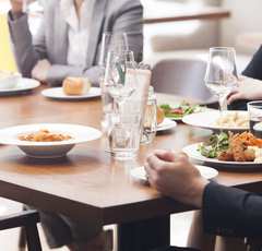 私の職業や年収を暴露…夫の切なすぎる妻自慢