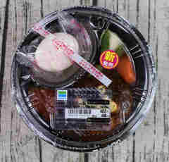 ファミマ「とろーり半熟卵のデミハンバーグ丼」ガーリックトマトソースもついて２種の味が楽しめる！