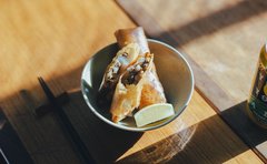 師走の中の暖かい日にラムとレンコンのクミン春巻き