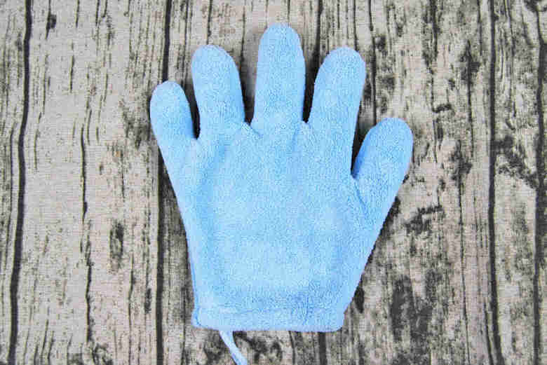 ダイソーのおすすめ商品「ヘアドライ手袋」のパッケージ画像