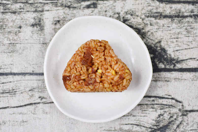 ナチュラルローソンのおすすめおにぎり「もち麦入りトマト＆チーズのおにぎり」の食レポ画像